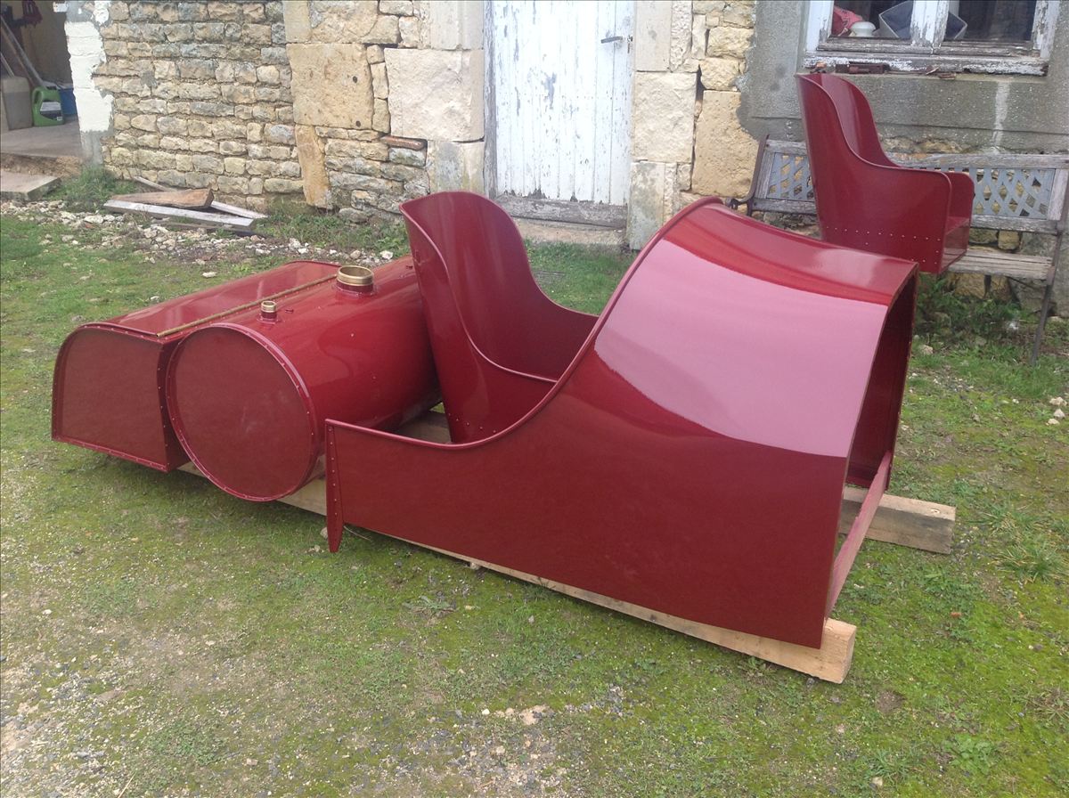 Lancia, carrosserie peinte en rouge, photo 1