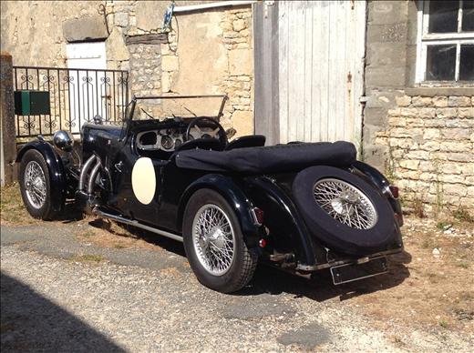 Aston Martin terminée, vue arrière, devant la grange de l'atelier