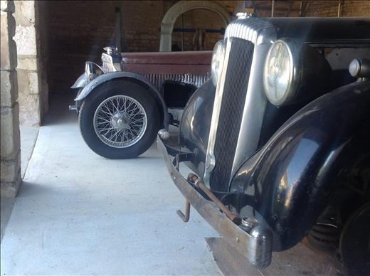 Deux voitures anciennes dans la grange de l'atelier