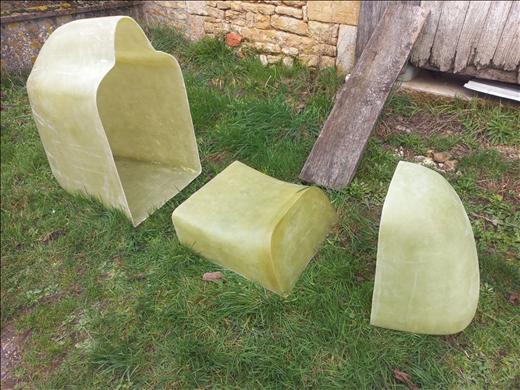 Pièces de carrosserie en fibre de verre dans l'herbe