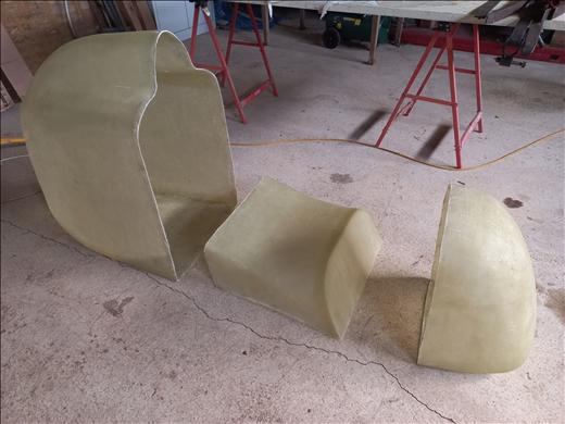 Éléments de carrosserie en fibre de verre à l'atelier
