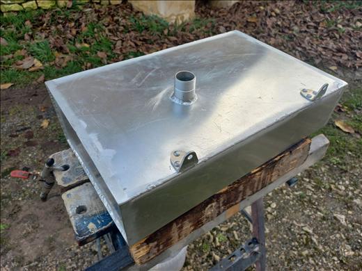 Réservoir en aluminium et son goulot de remplissage