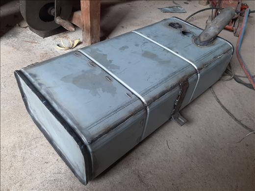 Réservoir d'essence en cours de finition