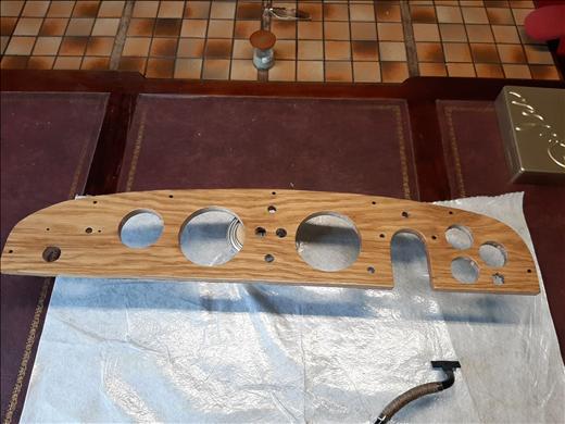 Planche de bord en bois découpée pour les cadrans
