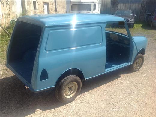 Mini fourgonnette bleue, vue arrière trois-quarts