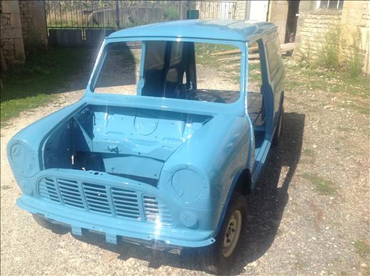 Mini fourgonnette bleue, vue avant trois-quarts